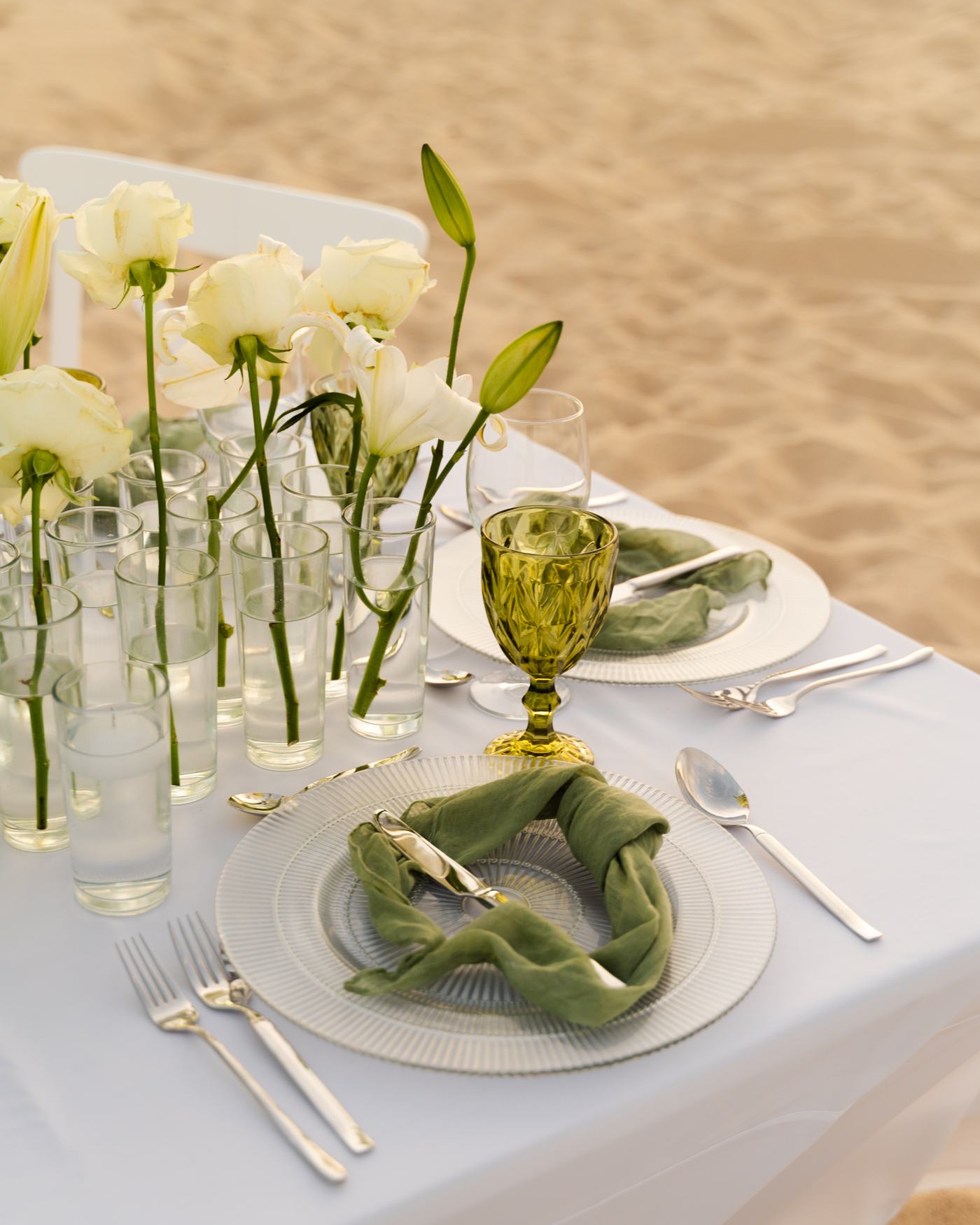 Detalle de mesa Amarea, blanco y dorado frente al mar