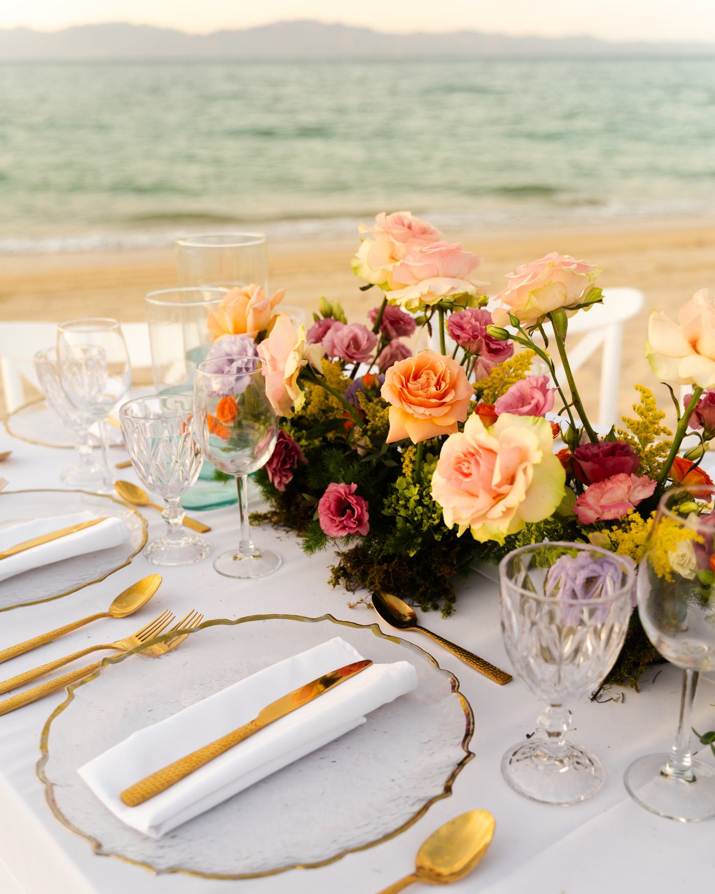 Detalle de centro de mesa con flores de colores