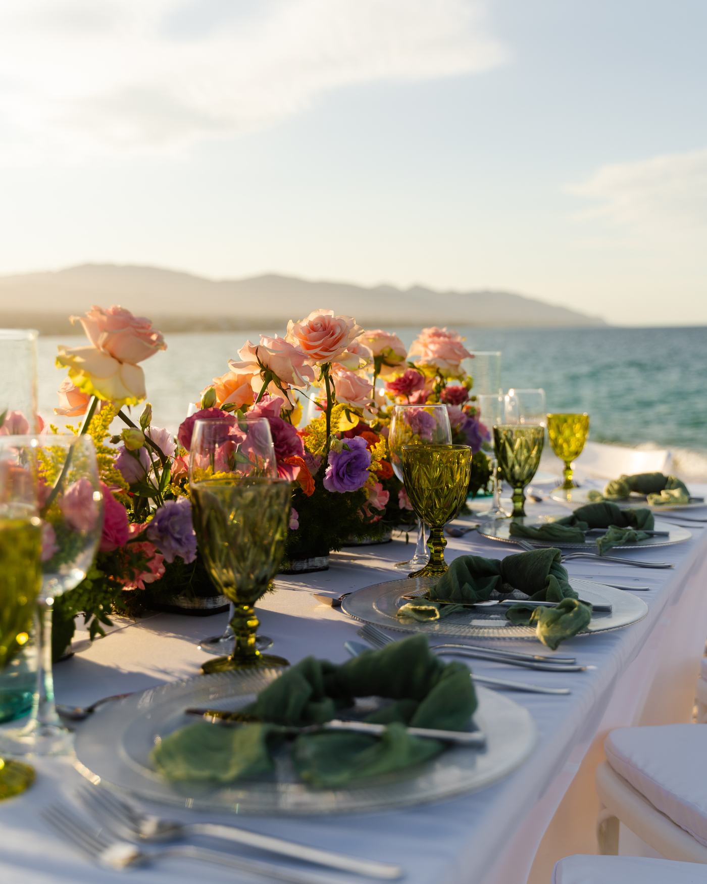 Mesa decorada con flores coloridas al atardecer