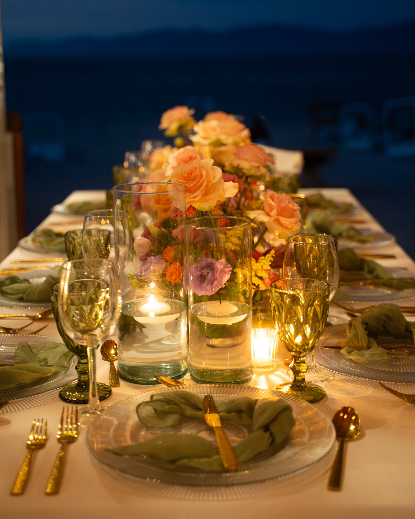 Mesa iluminada con velas por la noche